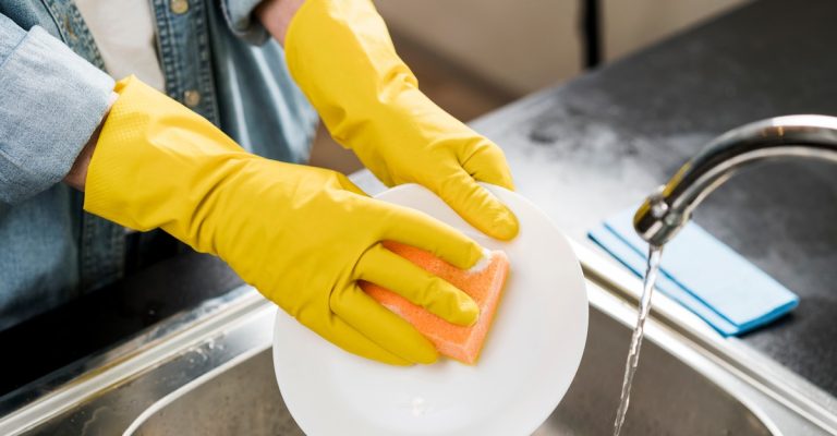 Emprego no exterior: lavador de prato no Canadá com bom pagamento